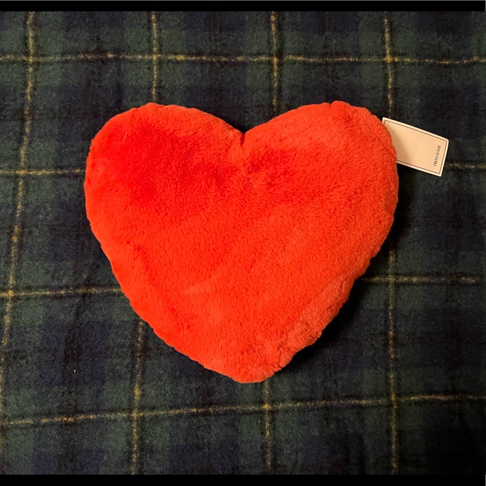 NWT H&M home heart shape faux fur pillow ❤️  Valentine